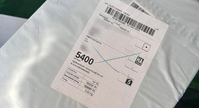 Csak egy zokni volt a 27 ezres csomagban, csalók céltáblái lettek a törökszentmiklósiak