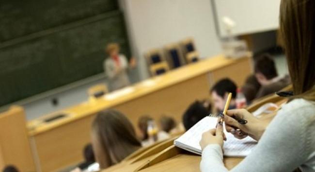 Megmérték, mennyivel keresnek többet a diplomások