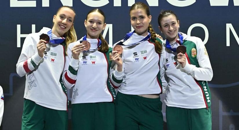 Csapatban lett bronzérmes a DEAC vívója a junior vb-n