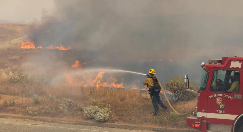 Több mint száz tűzoltó küzd a Dél-Kaliforniában pusztító futótűzzel