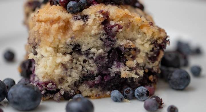 Egyszerű áfonyás, tejfölös morzsasüti: citromos máz díszíti