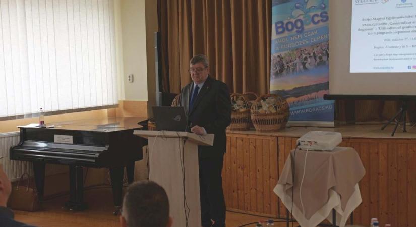 A termálfürdő kútjából kitermelt geotermikus energiával biztosítják a közintézmények fűtését Bogácson