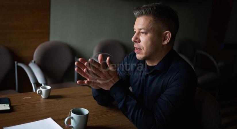 Magyar Péter: Orbán Gáspár a magyar politikai-gazdasági elit előtt arról beszélt, mik a tervei az oktatással, honvédelemmel, magyar futballal kapcsolatban