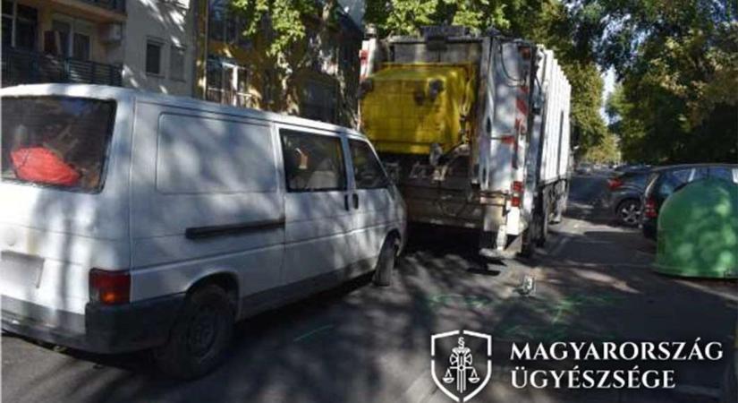 Olyan részeg volt a sofőr, hogy szemétszállító autónak ütközött Nyíregyházán
