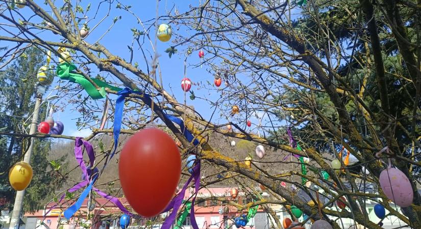 Ahol a hagyomány és a táj szépsége találkozik – Ajnácskő húsvéti díszben
