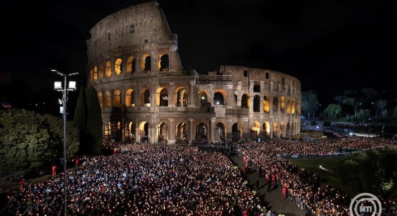 Több mint 30 ezren a Colosseumnál: XIV. Leó pápa vezette a nagypénteki keresztutat (VIDEÓ)