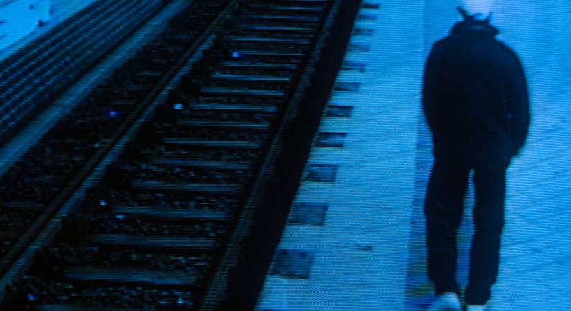 Vérfagyasztó jelenetek a metróállomáson: egy férfi a szerelvények elé akart lökni egy mit sem sejtő utast, hátulról támadott  VIDEÓ