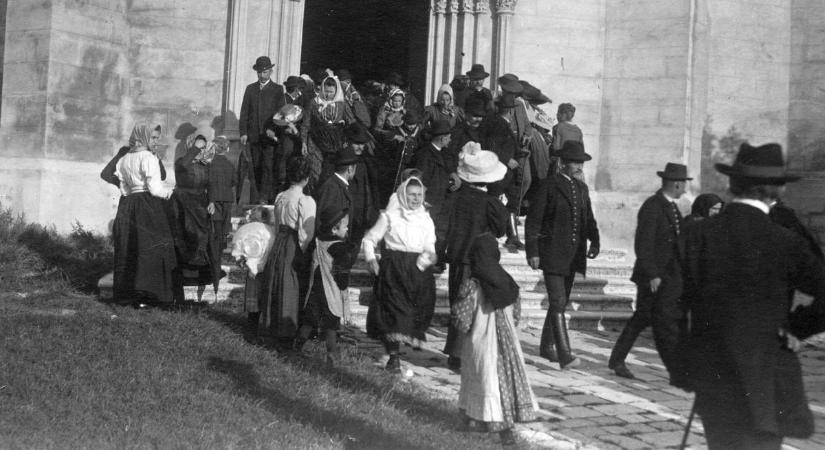 Húsvéti mise és piac a tovatűnt időkből