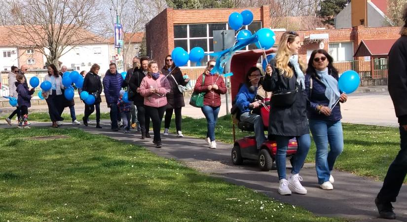 Közösség és elfogadás - kék lufikkal sétáltak az autizmus világnapján