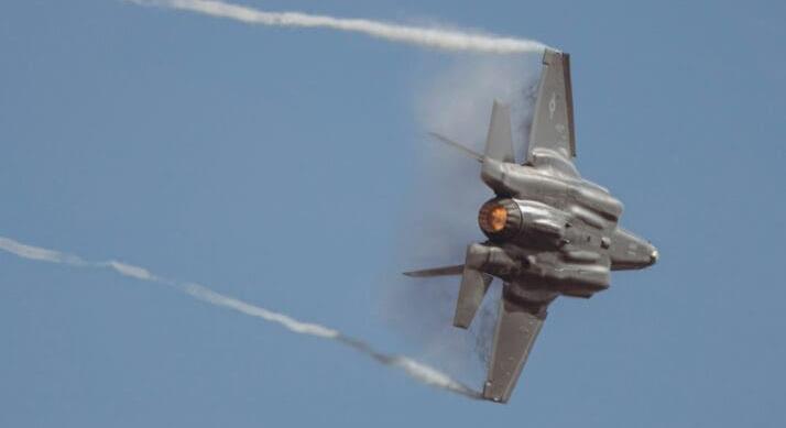 Két amerikai gépet ért találat Irán közelében – Az egyik pilótát még mindig keresik