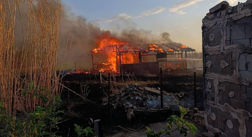 Elszabadultak a lángok, teljesen leégett egy nyaraló – fotókon mutatjuk a pusztítást