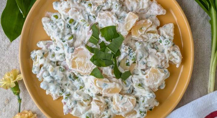 Friss és pikáns medvehagymás krumplisaláta: gyors tavaszi köret