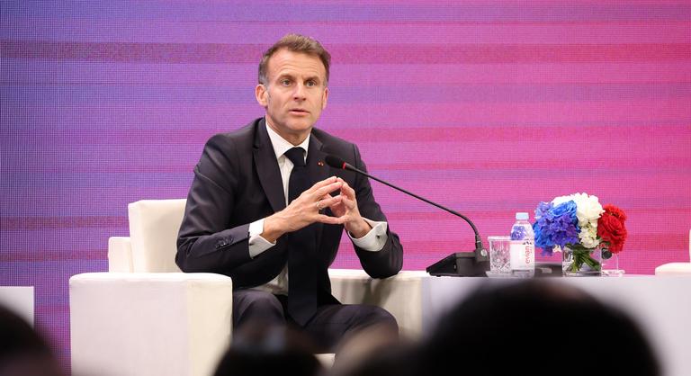 Donald Trump politikáját bírálta, az Egyesült Államokkal szembeni szövetkezést szorgalmazott Emmanuel Macron
