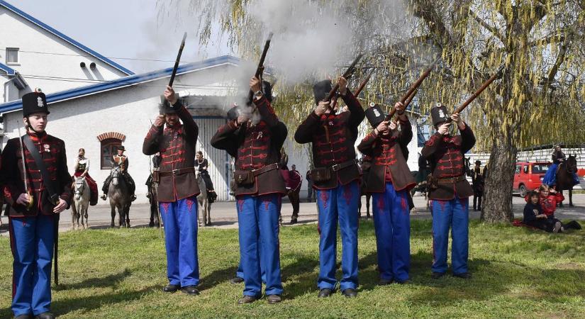 Látványos felvonulás és izgalmas fegyverbemutató idézte a múltat Jászjákóhalmán – galériával, videóval
