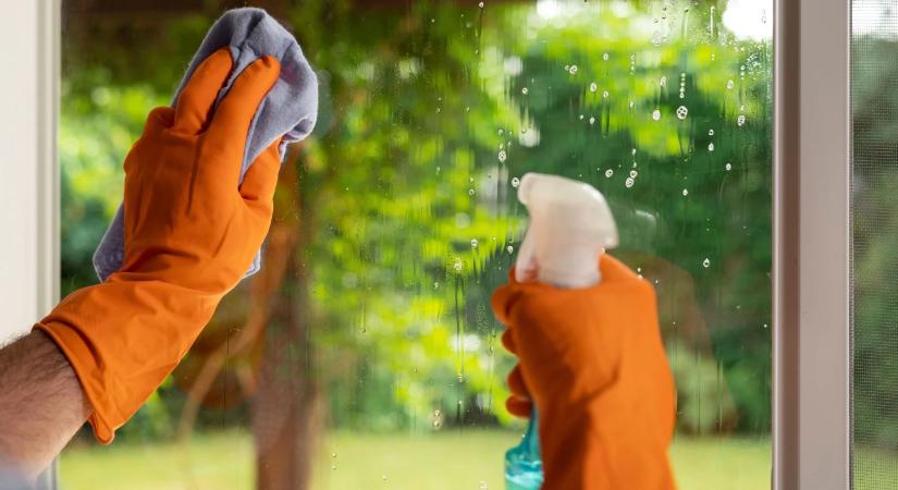 Ablaktisztítás házilag: így lesz csíkmentes fekete teával