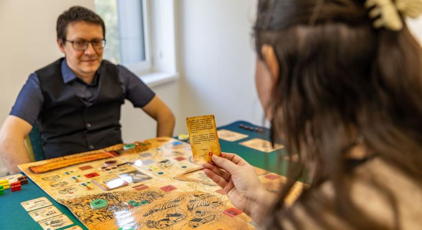 Visszarepít a múltba: kipróbáltuk a tatai városépítő társasjátékot