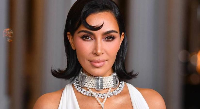 Totál Kim Kardashian lett a magyar sztárból: a haját és az arcát is olyanra csinálta