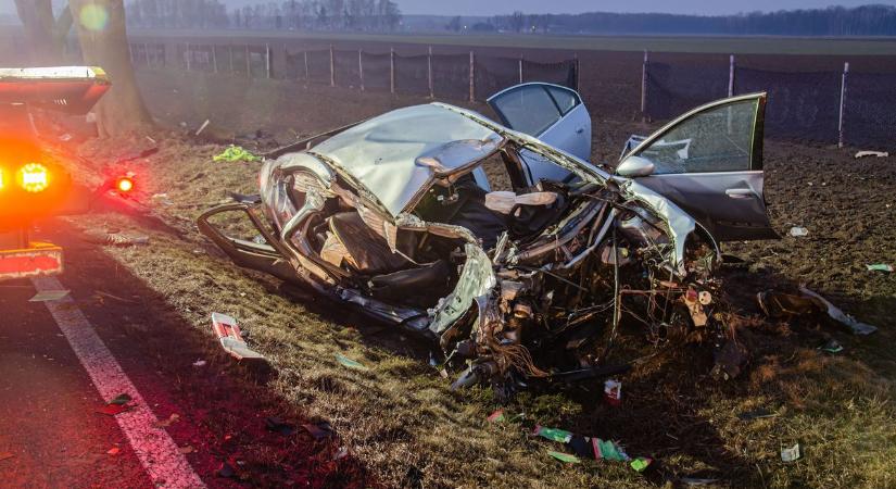 Horrorbalesetre ébredt az ország: fának csapódott az autó, három fiatal halt szörnyet a roncsban