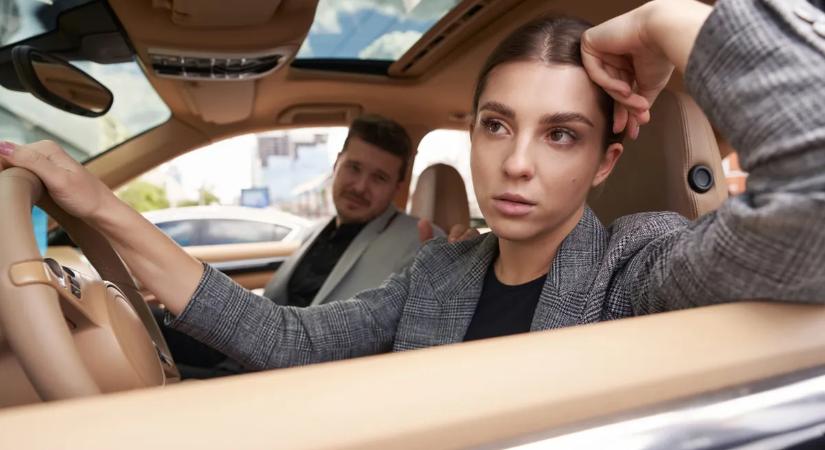 5 szokás, amivel az anyósülésen ülő utas az agyára megy egy sofőrnek – Te is elköveted ezeket?