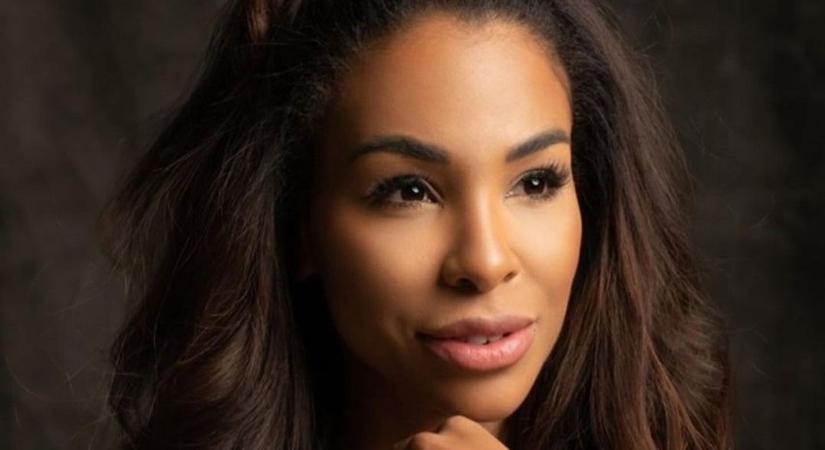 A medencénél táncolva élvezte a napfelkeltét Tücsi