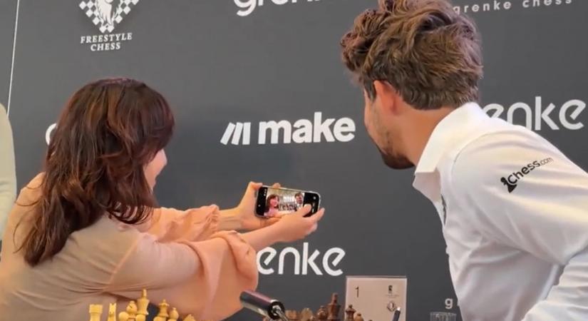 A világelső Magnus Carlsen előbb mosolyogva pózolt az ellenfele által kért szeflihez, aztán elkoboztatta a telefont