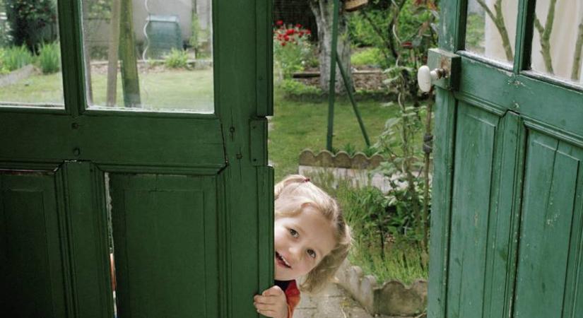 Filléres trükk, hogy a gyerek órákig ellegyen a kertben – Elég egy tojásos doboz és egy kis tempera