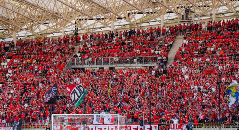 Fociláz Debrecenben: rengeteg szurkoló tekinti meg a helyszínen a DVSC-FTC rangadót