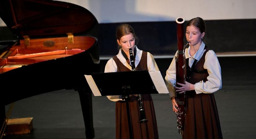 Zeneiskolások versenye: mintegy 250 diák mérte össze tudását - fotók
