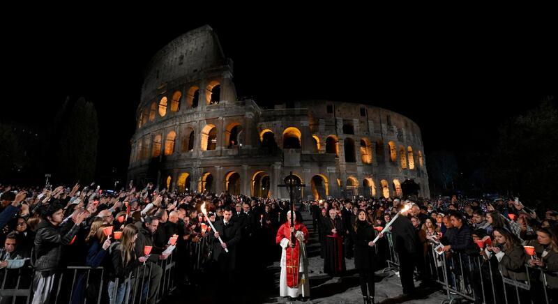 Tömegek előtt járta végig a keresztutat a pápa
