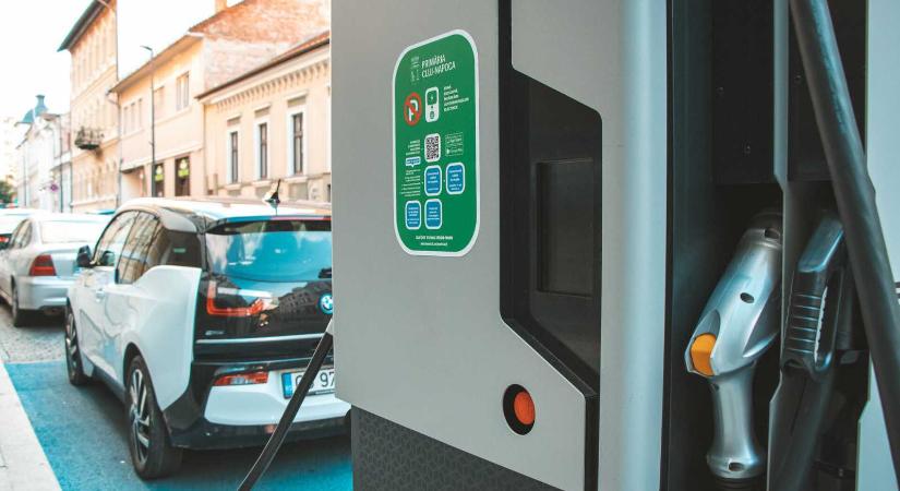 Szabálysértéssé nyilvánítanák az elektromos töltőállomások előtti parkolók jogosulatlan elfoglalását