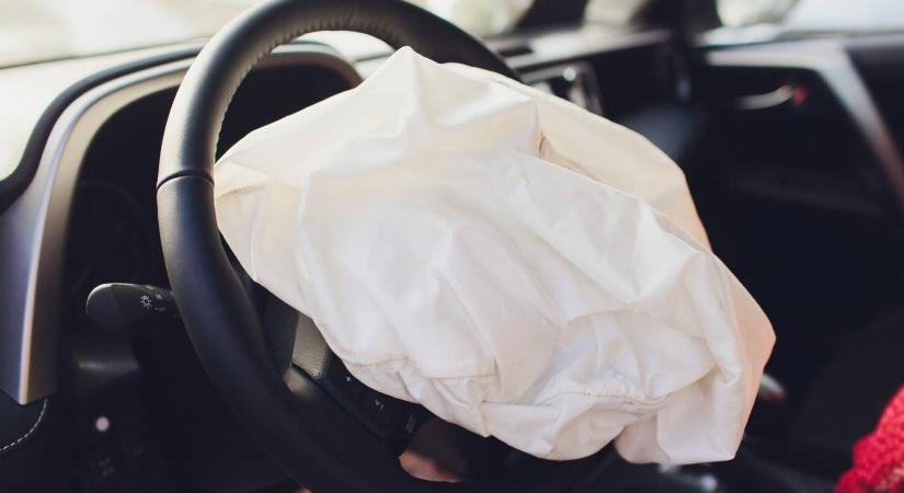 Fának csapódott egy autó Kiskunfélegyházánál, hárman meghaltak