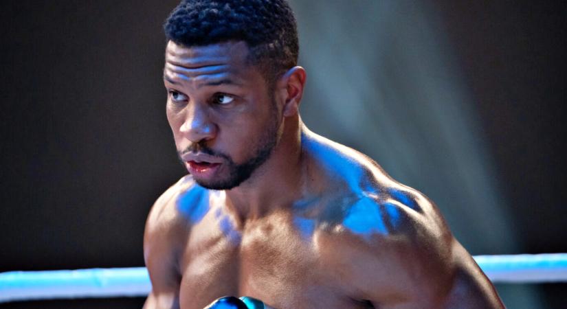 Jonathan Majors a szintén kegyvesztetté vált Gina Carano mintájára a jobboldali Daily Wire-nál talált otthonra, ahol azonban új akciófilmje forgatásán áldatlan állapotok uralkodnak, ezért kiesett egy ablakon.