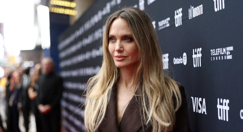 Angelina Jolie lánya kísértetiesen hasonlít az anyukájára első zenei videójában
