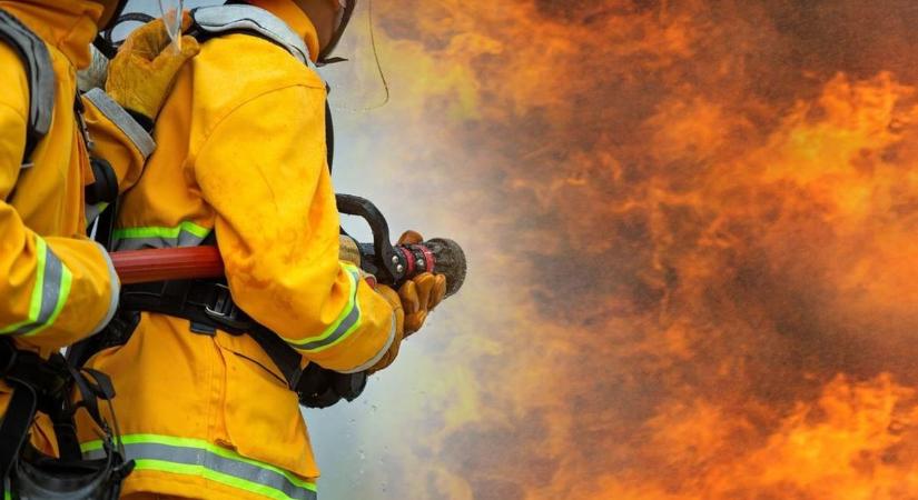 Több település tűzoltóit riasztották a kiskunhalasi szeméttelepi tűzhöz