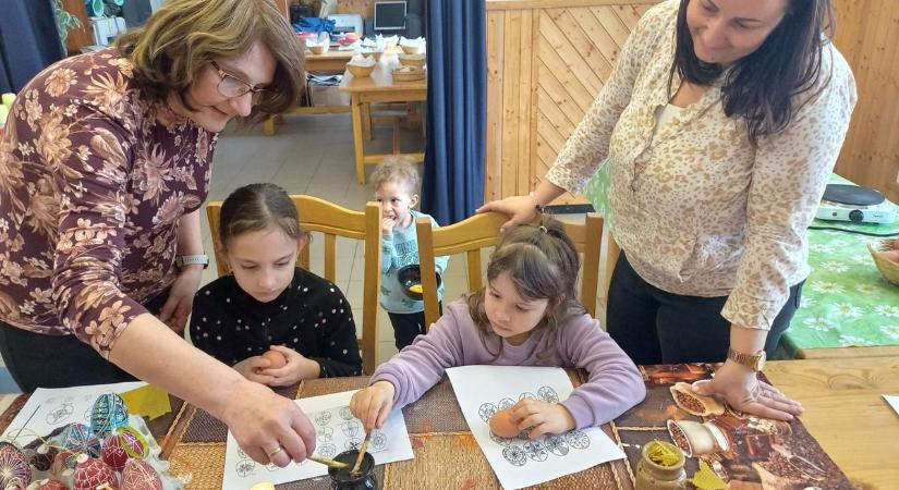 Húsvéti tojás, élő nyuszik - hogyan írókázzunk?