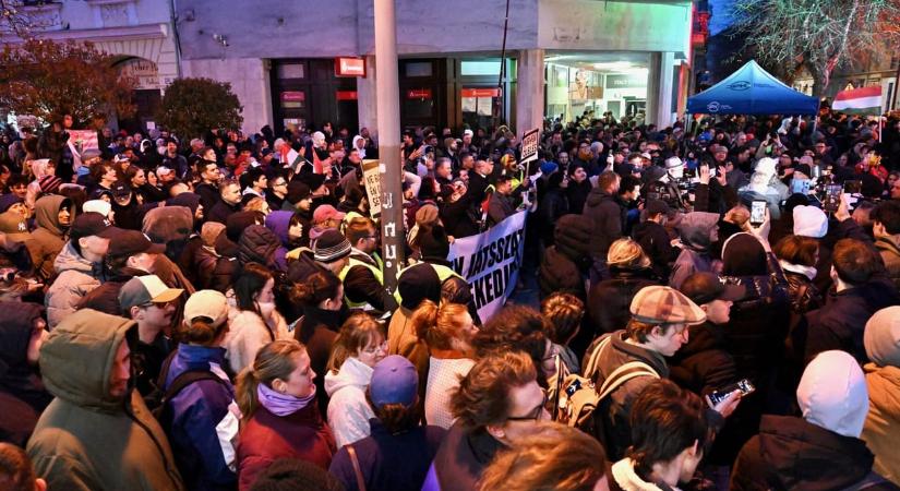 Hol vannak a rendőrök Orbán gyűléseiről? – videóriport Szombathelyről