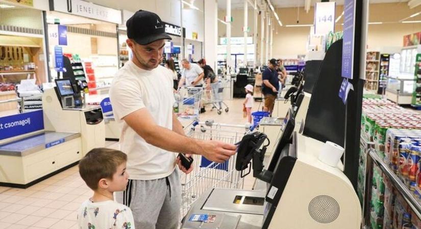 Húsvéti roham a boltokban: csütörtökön teljesen megőrültek az emberek