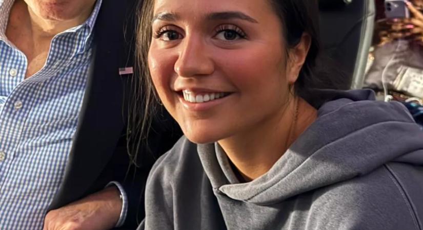 Megdöbbent a nő, amikor meglátta, ki ül mögötte a repülőn