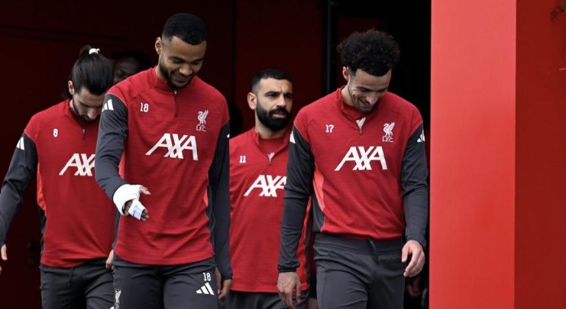 Forradalom Liverpoolban: négy sztárt küldenek el