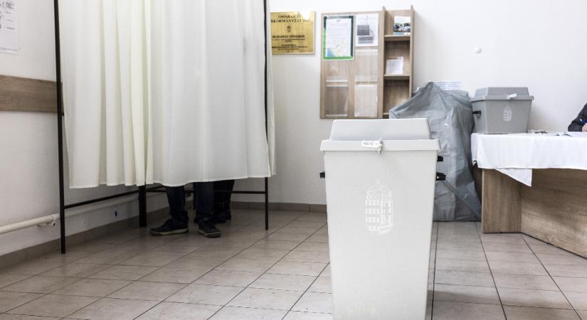 Feloszthatják a névjegyzéket a túlterhelt szavazókörökben az átjelentkezések miatt