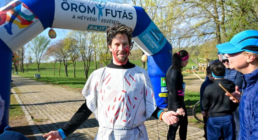 Töviskoszorús Jézus és kétméteres nyúl a húsvéti Örömfutáson – Íme a legjobb fotók és videó