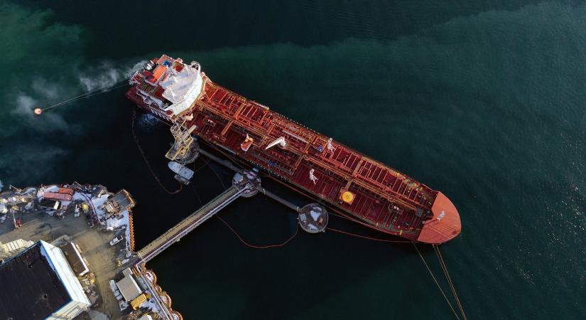 Beismerte a világ egyik legnagyobb olajimportőre: a közel-keleti válság közepette Irántól veszik az olajat