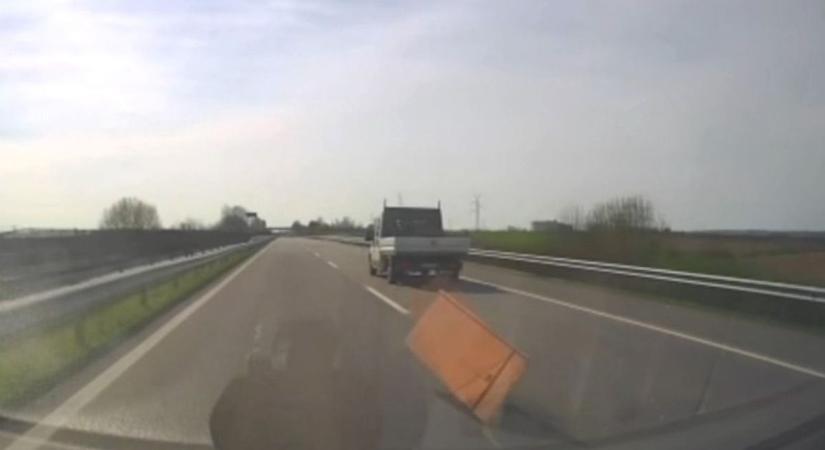 Hátborzongató jelenet az M60-ason: utánfutóról lecsapódó tárgy okozott balesetet (VIDEÓ)