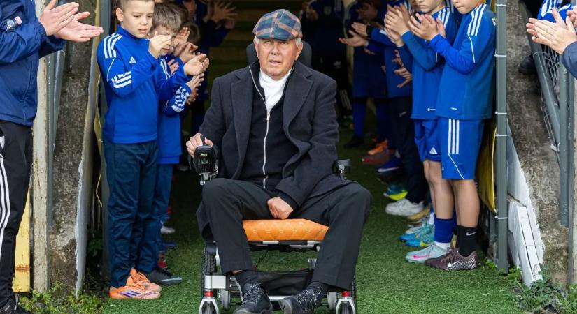 Egervári Sándor kerekesszékben tért vissza a kispadra, óriási taps fogadta a lelátón