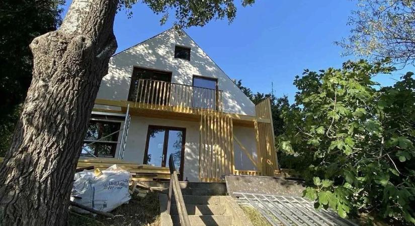 „Estére az egész ország látni fogja, hogy milyen fényűző módon tobzódsz” – itt az újabb leleplező videó Magyar Péter kabinetfőnökéről