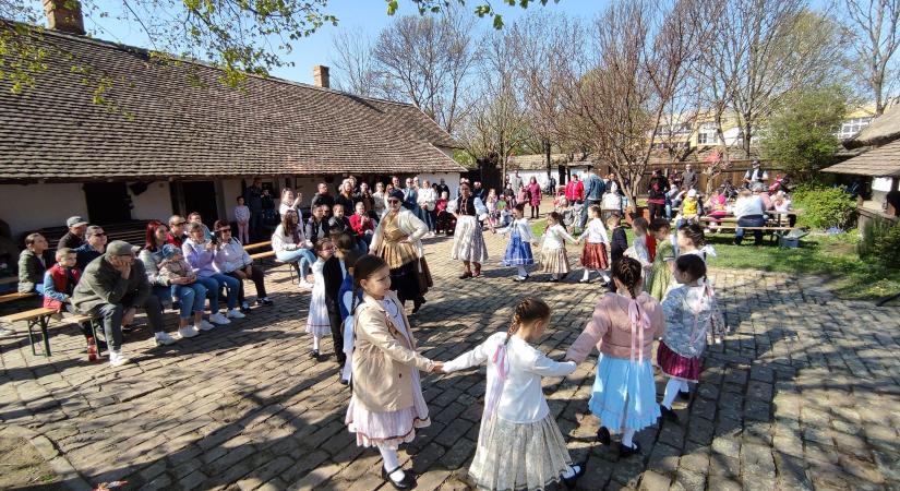Tojásfát díszítettek, nyuszit simogattak a gyerekek a vásárhelyi húsvétolón