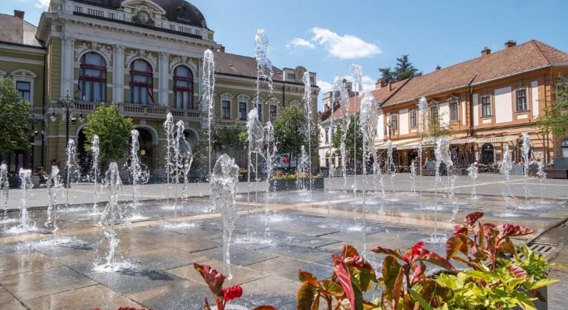 Újra csobog a víz Eger terein – Visszatért az élet a belvárosba