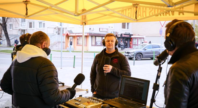 Húsvétköszöntő a Vásárcsarnok előtt