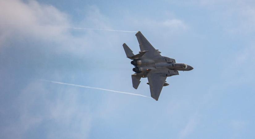 Tovább keresik Iránban a lelőtt pilótát, miközben Teherán késznek mutatkozik a tárgyalásra