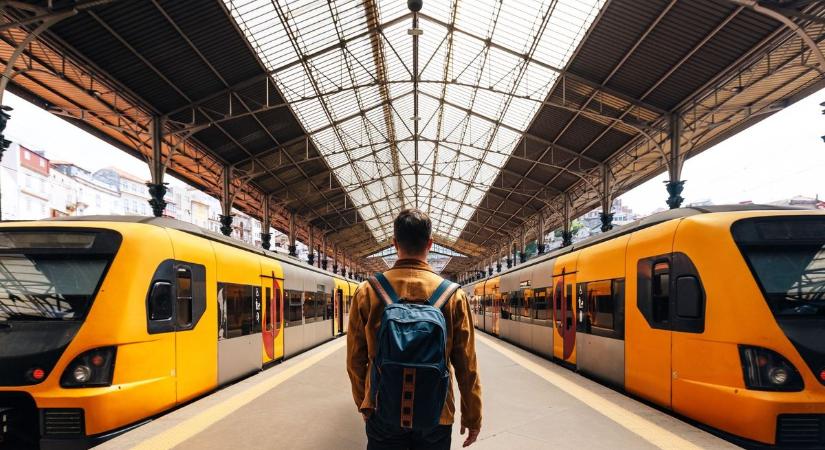 Vérfagyasztó jelenet a vasútállomáson, vonat elé akartak lökni egy férfit (videó)